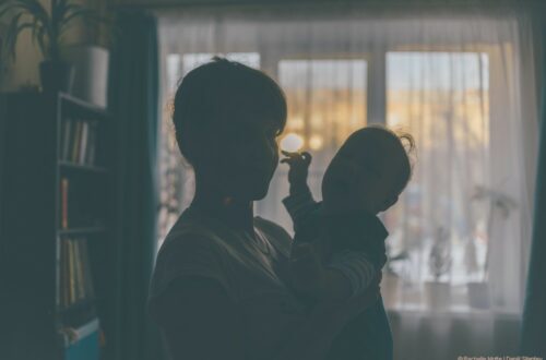 maman et bébé dans pénombre d'un appartement