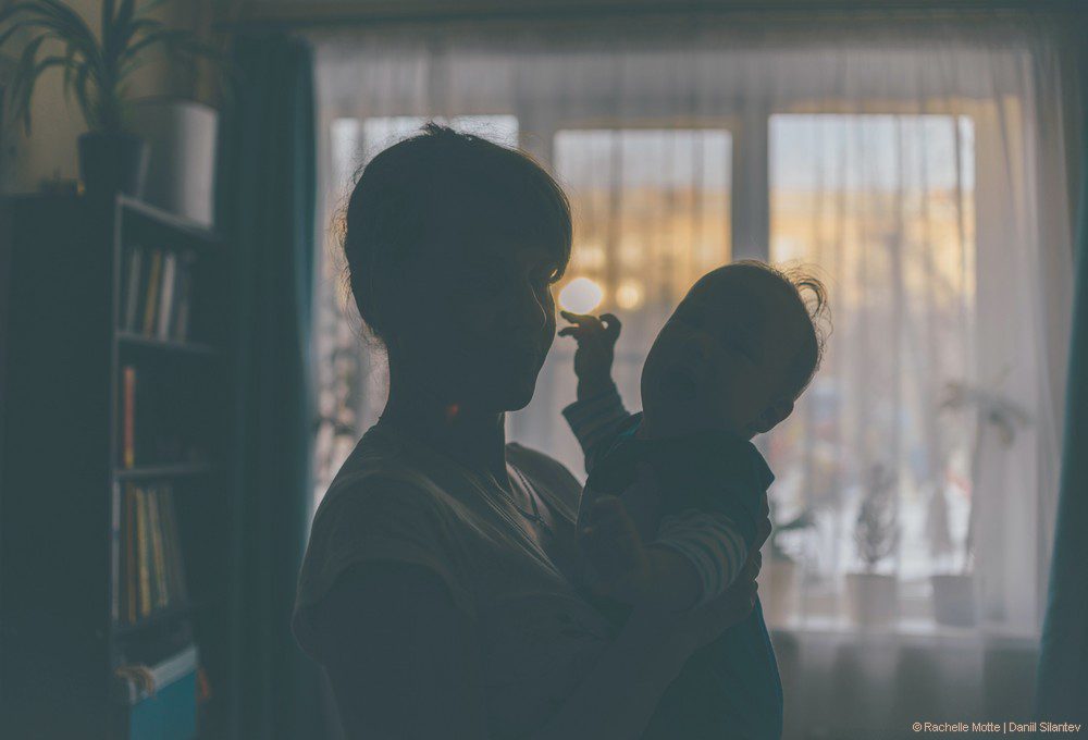 maman et bébé dans pénombre d'un appartement