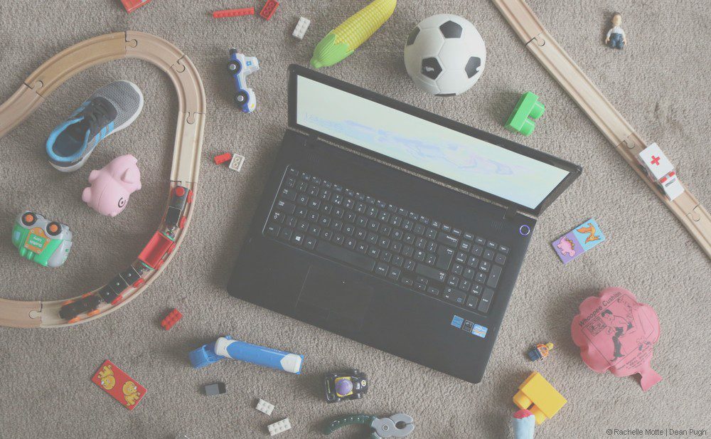 ordinateur portable entouré de jouets