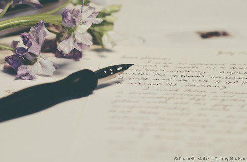 stylo plume posé sur une lettre manuscrite