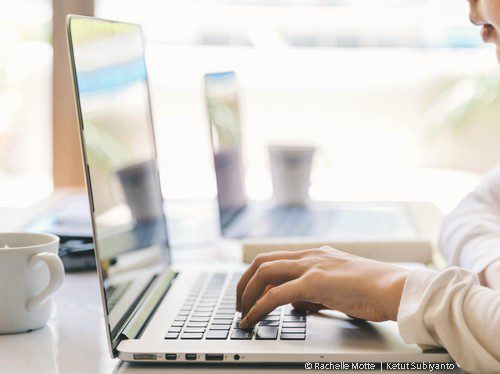 personne travaillant sur ordinateur