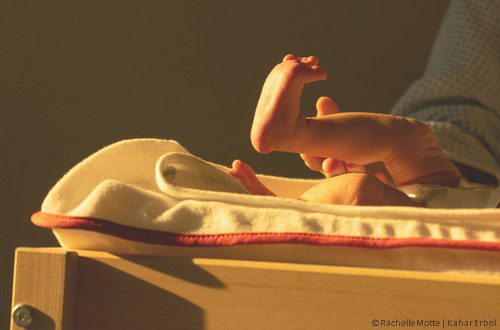 bébé sur table à langer