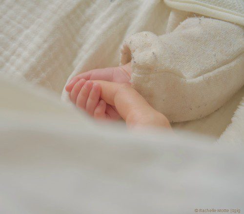 doigt maman dans main bébé