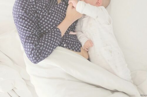maman et bébé dans le lit