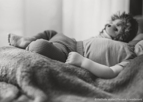 un bébé dort paisiblement