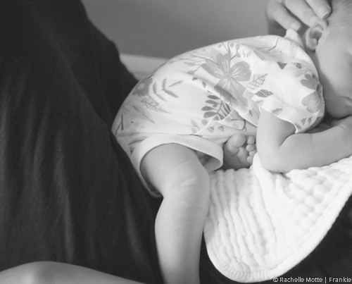 un bébé dort sur sa maman