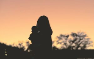 silhouettes maman et bébé dans le crépuscule