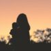 silhouettes maman et bébé dans le crépuscule