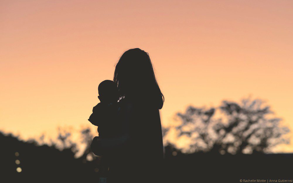 silhouettes maman et bébé dans le crépuscule
