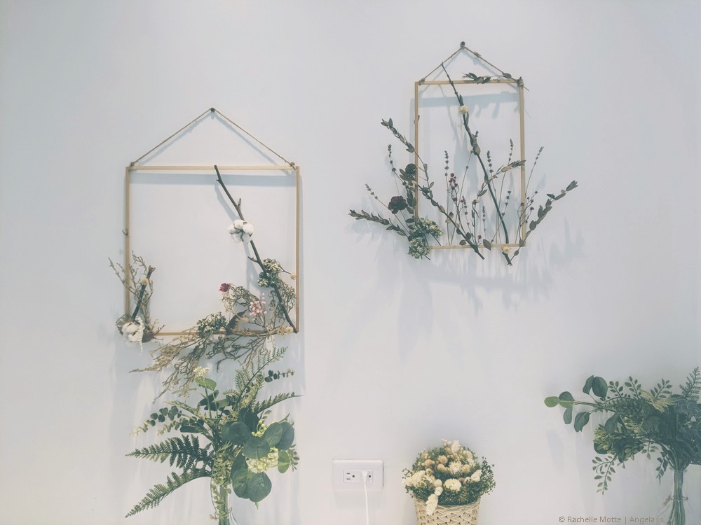 décoration murale avec plusieurs compositions florales