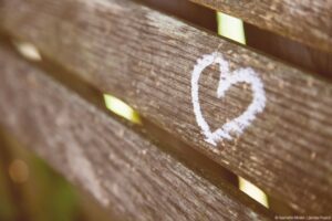 cœur dessiné sur un banc