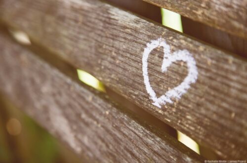 cœur dessiné sur un banc