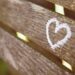 cœur dessiné sur un banc