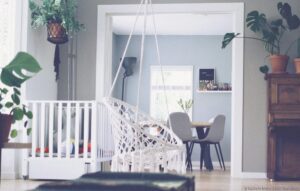 salon avec du mobilier pour bébé