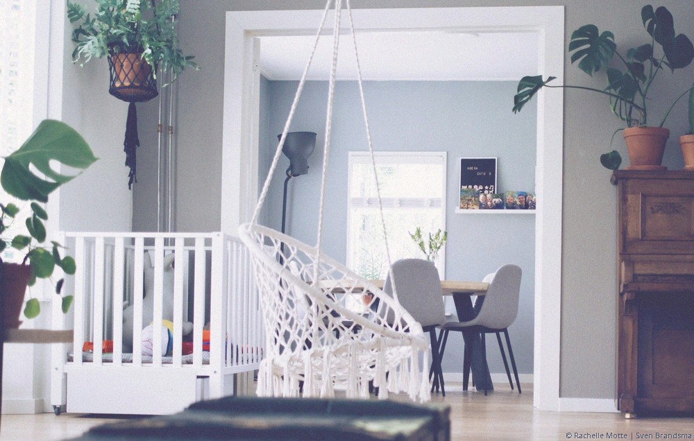 salon avec du mobilier pour bébé
